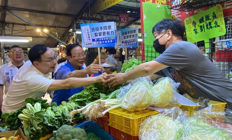 中國國民黨主席朱立倫（前左）3日在新北市永和區永安市場，陪同立法委員林德福（前左2）掃街，宣講反惡罷，他們沿路與攤商握手爭取支持。中央社記者黃旭昇新北攝  114年6月3日
