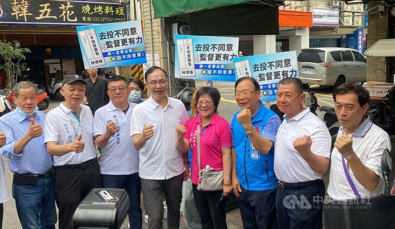 中國國民黨主席朱立倫(左4)3日在新北市永和區永安市場,陪同立法委員林德福(右3)掃街爭取民眾支持,宣講反惡罷並一起高呼口號。中央社記者黃旭昇新北攝 114年6月3日