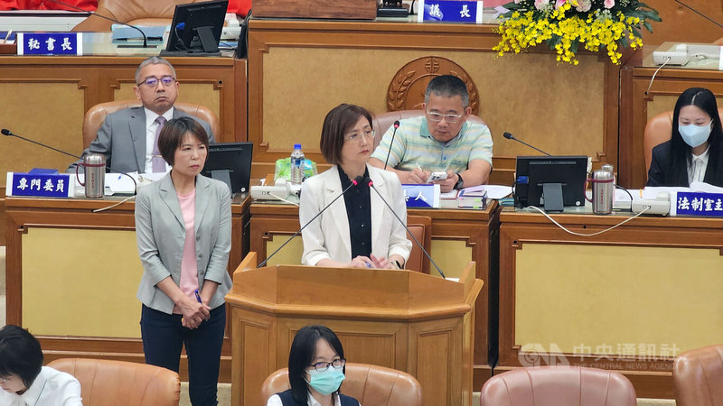 2025雙北世界壯年運動會閉幕典禮應援曲改詞引發爭議,針對綠營要求提供音樂授權合約,新北市文化局長張䕒育(右3)3日在議會答詢時表示,標案統一由台北發包及簽契約,已行文北市府索取。中央社記者王鴻國攝 114年6月3日