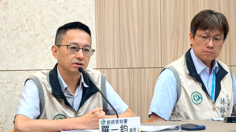 衛福部疾管署發言人羅一鈞(左)3日表示,5月25日至31日國內COVID-19門急診人次近6.3萬,已連續8週上升;5月27日至6月2日新增132例併發重症本土病例、15例本土病例死亡,其中就診人次與重症人數雙創今年新高。中央社記者曾以寧攝 114年6月3日