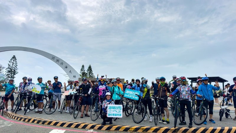 適逢2025世界自行車日,交通部觀光署澎湖國家風景區管理處與澎湖縣自行車協會3日舉行「嗨騎菊島」活動,60餘名自行車友協力勾勒出台灣自行車環島路線圖。(澎管處提供)中央社 114年6月3日
