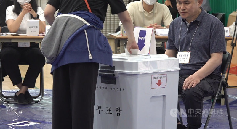 韓國3日舉行第21屆總統大選，民眾前往投票所將選票投給心儀的候選人。中央社記者廖禹揚首爾攝  114年6月3日