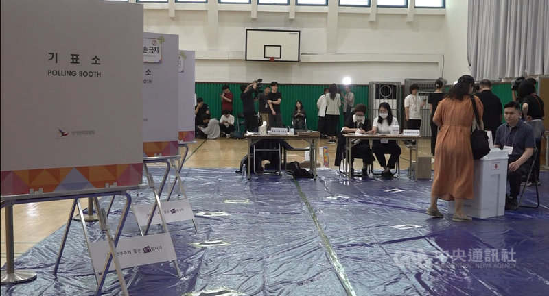 韓國3日舉行第21屆總統大選,圖為首爾市文來洞一處投票所內部。中央社記者廖禹揚首爾攝 114年6月3日