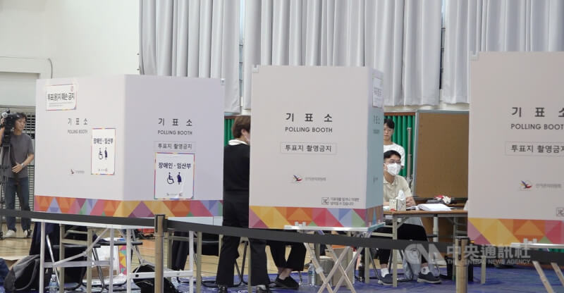 韓國6月3日舉行第21屆總統大選,投票所人潮不如事前投票。中央社記者廖禹揚首爾攝 114年6月3日