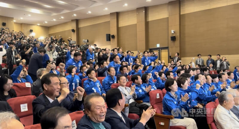 韓國共同民主黨設於國會議員會館大會議室的選情中心在出口民調結果出爐的瞬間爆出巨大歡呼聲,慶祝共同民主黨候選人李在明大幅勝出。中央社記者廖禹揚首爾攝 114年6月3日