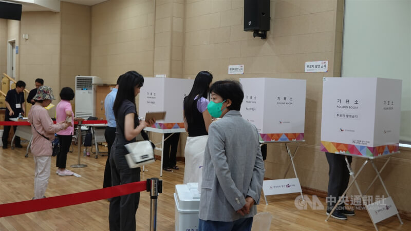 韓國5月29、30日兩天舉行總統大選事前投票,首日投票率達到19.58%,創下事前投票實行以來同時間點的最高紀錄。圖為正在事前投票所排隊投票的韓國民眾。中央社記者廖禹揚首爾攝 114年5月29日