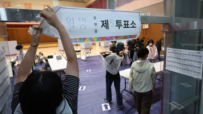 韓國大選晚間8時投票截止,工作人員將投票所指示拆除。(韓聯社)