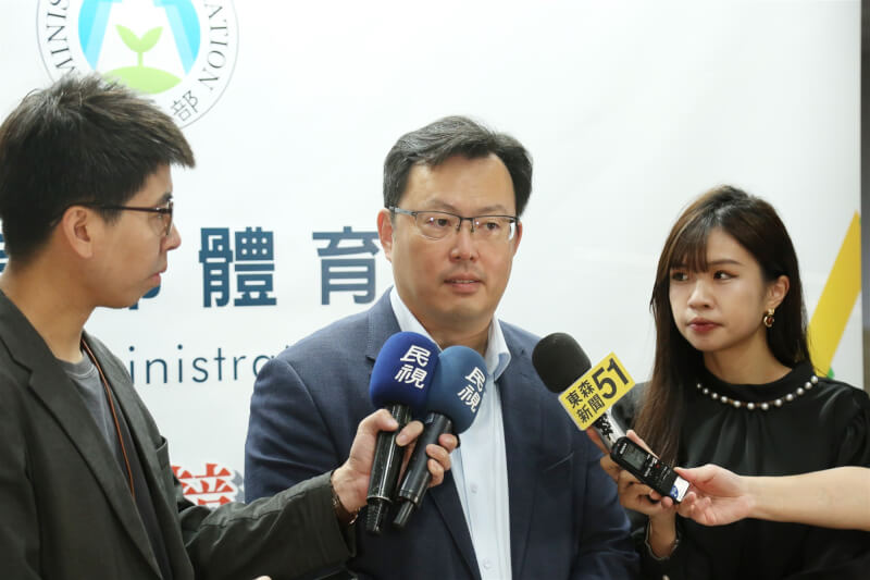 體育署長鄭世忠（中）3日再度對中華民國桌球協會喊話，沒做好討論溝通這才是選手、教練不能諒解的地方，他認為侵害選手參賽權益後出面道歉是基本的。（體育署提供）中央社記者黎建忠傳真 114年6月3日