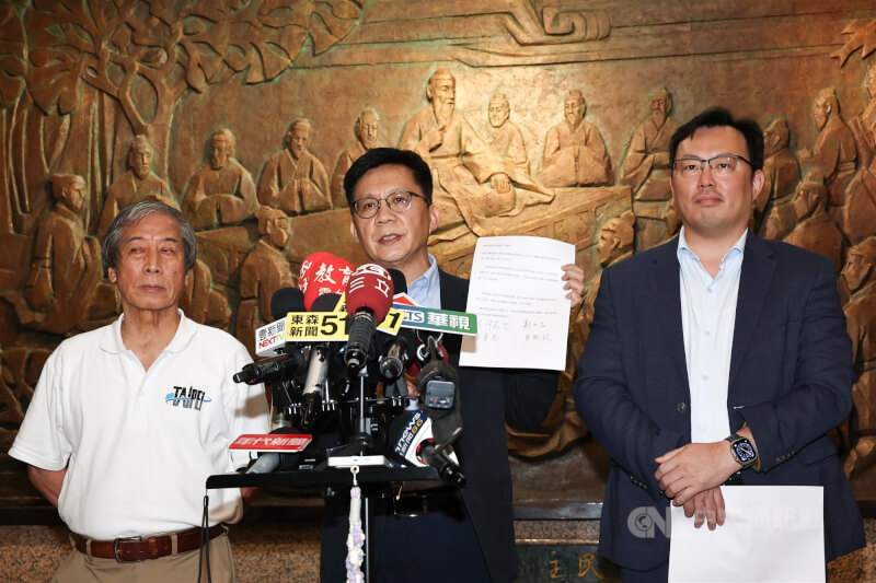 針對桌球小將葉伊恬參賽風波,教育部3日傍晚召開記者會,次長張廖萬堅(中)、體育署長鄭世忠(右)、桌球協會理事長趙重光(左)共同發表3點聲明。中央社記者翁睿坤攝 114年6月3日