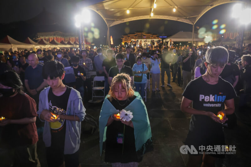 圖為華人民主書院協會等多個民間團體去年6月4日在中正紀念堂前廣場舉行「六四35週年晚會」。中央社記者裴禛攝  113年6月4日