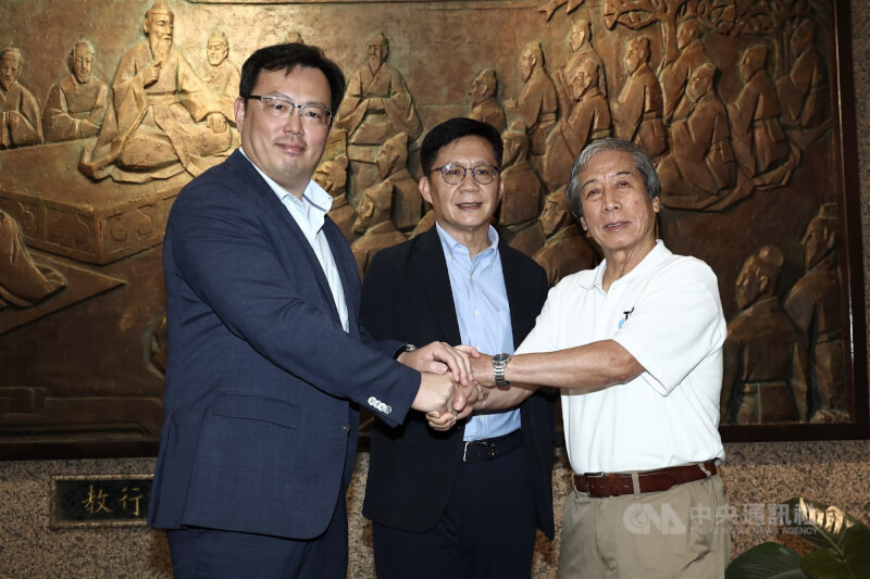 針對桌球小將葉伊恬參賽風波,教育部次長張廖萬堅(中)、體育署長鄭世忠(左)、桌球協會理事長趙重光(右)3日下午一同在教育部開會,經過1個多小時討論後,共同發表3點聲明,聲明當中,桌協祕書長葉國欽願為爭議事件公開道歉。中央社記者翁睿坤攝 114年6月3日