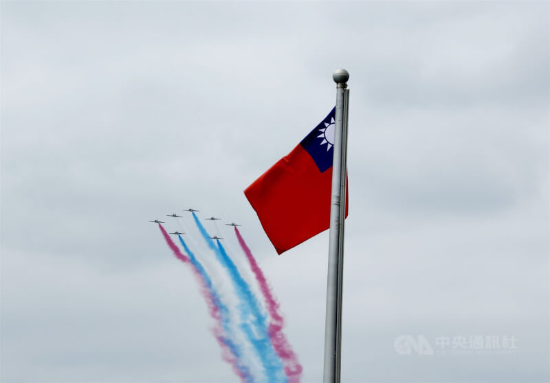 圖為113年國慶大會空軍雷虎小組衝場，與中華民國國旗相互輝映。（中央社檔案照片）