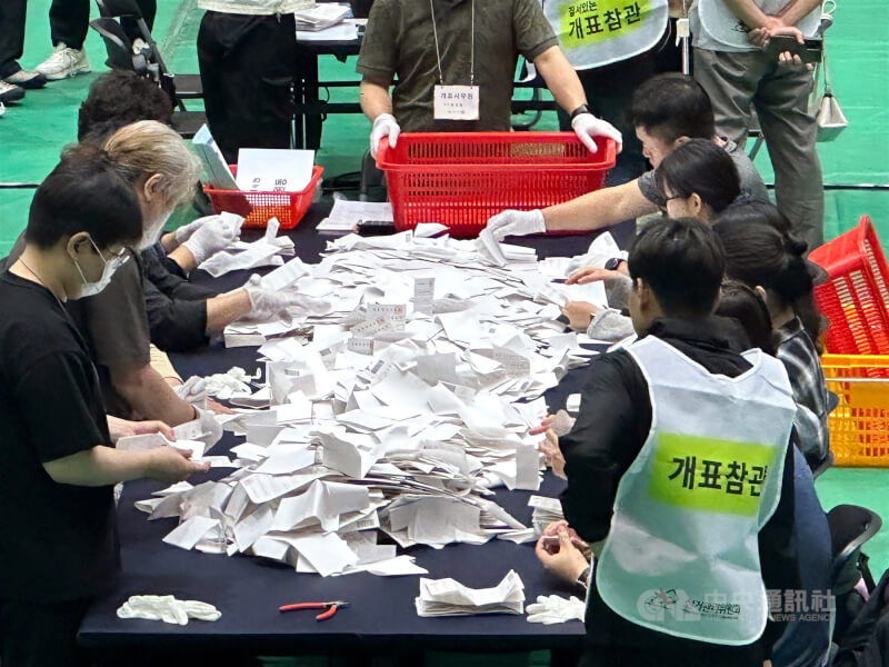 韓國3日舉行第21屆總統大選,晚間8時投票截止後開始進行計票工作。韓國開票是利用機器分類、計票,再由選務人員進行3次人工驗票。機器計票前必須先由人工整理選票。中央社記者廖禹揚首爾攝 114年6月3日