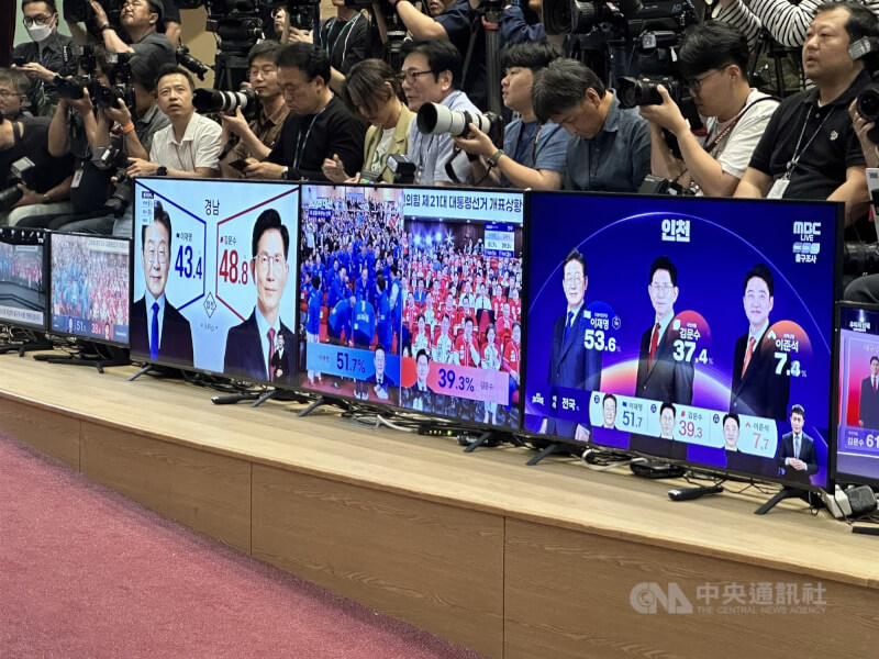 韓國3日舉行總統大選,出口民調顯示,共同民主黨候選人李在明勝出。圖為共同民主黨在國會議員會館大會議室設置的選情中心。中央社記者廖禹揚首爾攝 114年6月3日