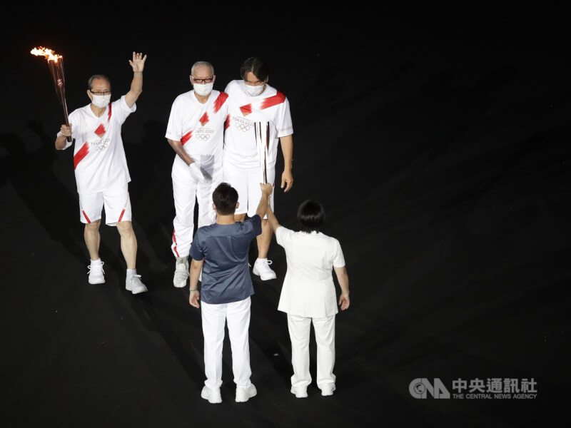 2021年7月23日東京奧運開幕式,棒球界傳奇人物前美國職棒大聯盟球星松井秀喜(後右)、長嶋茂雄(後中)及王貞治(左)現身傳遞聖火。(中央社檔案照片)