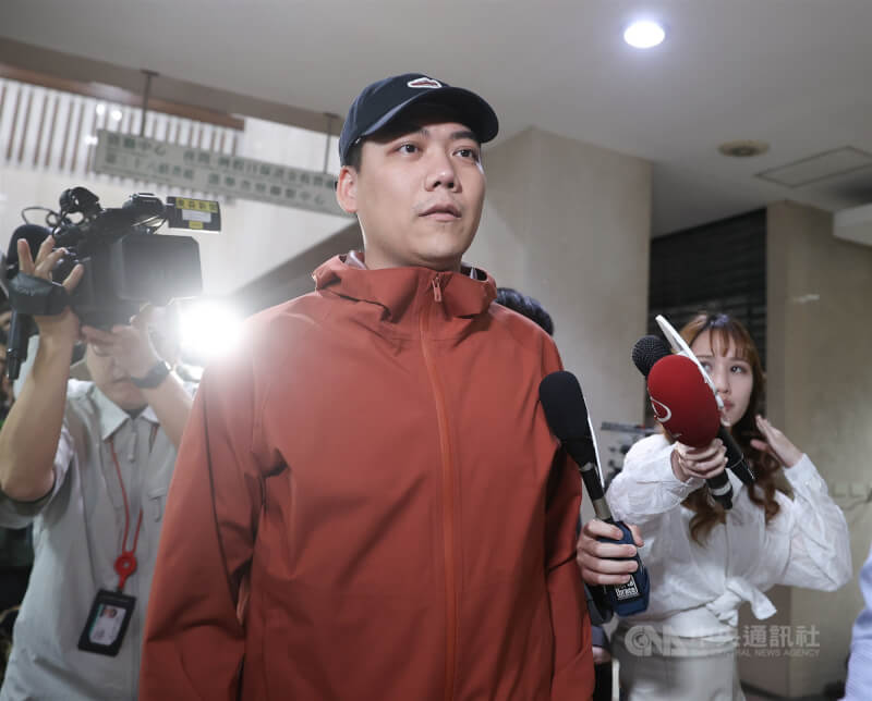 圖為罷免團體「地動刪瑤」召集人賴苡任(中)。(中央社檔案照片)