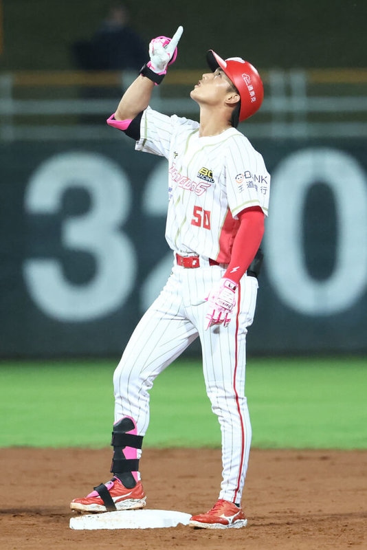 中華職業棒球大聯盟味全龍隊19歲外野手曾聖安(圖)3日回家鄉花蓮縣出賽,對富邦悍將隊單場2安2打點好表現,助龍隊以5比0搶勝,生涯首度獲選單場最有價值球員(MVP)。(味全龍提供)中央社記者謝靜雯傳真 114年6月3日