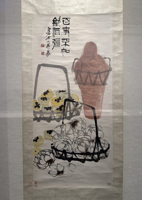 故宮南院「呷飽未-故宮書畫裡的飲食」特展即日起至8月31日止,展出畫家齊白石作品「酒柿」,構圖雖簡,卻巧妙利用酒罈、百合與柿子取得諧音祝福與畫面的平衡。(故宮南院提供)中央社記者蔡智明傳真 114年6月3日