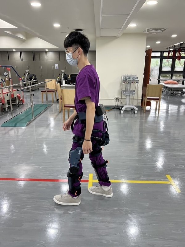 高齡少子化下,長者入住機構機率提高,台北市政府衛生局已設置11家住宿式機構,其中5家由醫院經營,積極發展「醫療照顧整合」模式,其中信義廣慈也導入智慧輔具,協助中風及骨折術後等急性後期住民復健治療。(台北市衛生局提供)中央社記者楊淑閔傳真 114年6月3日