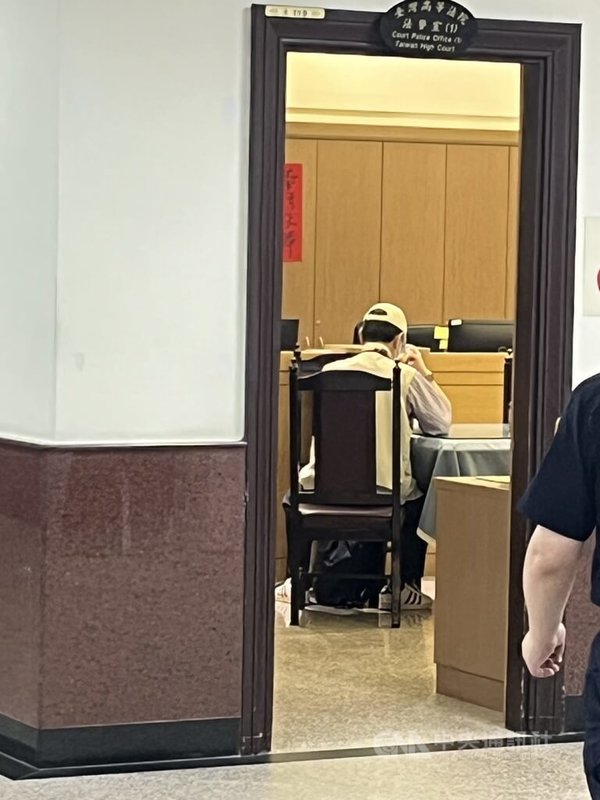 前消防署長黃季敏被控署長任內藉多起標案收賄、洗錢，二審判刑16年徒刑，高院裁定黃季敏（圖）3日起至115年2月18日施以電子手環監控及19日起限制出境8個月，訊後黃季敏於法警室等候手環設備廠商。中央社記者劉世怡攝 114年6月3日