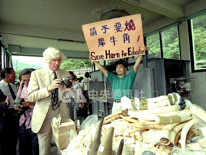 馬丁拍攝犀牛角時,保育團體在旁抗議,認為焚燬活動流於作秀。中央社記者郭日曉攝 82年6月4日