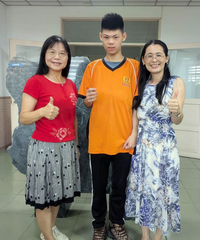 國立花蓮高農高一生盧琮鈞(中)因發展遲緩,行動、坐臥及語言表達都有困難,在媽媽陪伴下,盧琮鈞態度積極並突破身體限制,在跆拳道、繪畫展現長才,表現優異,獲得總統教育獎。(民眾提供)中央社記者張祈傳真 114年6月3日