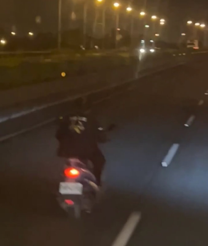 67歲石姓男子3日凌晨1時許在國道1號南向員林路段未戴安全帽騎機車蛇行，國道公路警察局第三公路警察大隊獲報到場時，男子已將機車停於外側路肩，警方依法舉發交通違規並依公共危險罪偵辦。（國道警察提供）中央社記者鄭維真傳真 114年6月3日