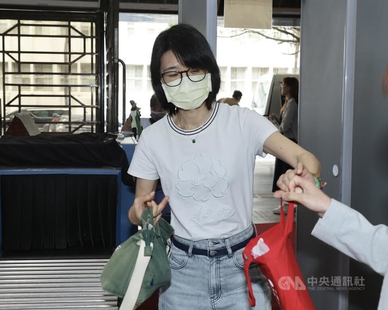 台北地方法院3日繼續審理京華城案，以證人身分傳喚前台北市都委會執行祕書邵琇珮到庭。中央社記者張皓安攝  114年6月3日