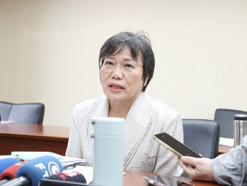 內政部長劉世芳4日在立法院受訪表示,依促轉條例規定,地方清除威權象徵、道路改名等是由內政部負責,轉型正義與程序正義缺一不可,她知道很多人有歷史情感,且社會共識仍有待加強,但是要溝通、不能夠不推動,這是內政部的立場,也沒有改變。中央社記者郭日曉攝 114年6月4日