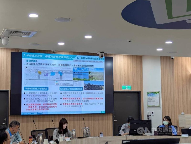 環境部4日召開環境影響評估審查委員會第33次會議,審查「台灣桃園國際機場第三跑道環境影響評估報告書第三次環境影響差異分析報告」。環委要求開發單位依國內研究成果,估算埤塘碳儲存量,建議補正後通過。中央社記者張雄風攝 114年6月4日