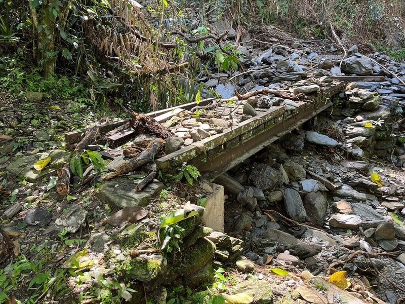 為修復八通關越道路鹿鳴吊橋路段,林業及自然保育署花蓮分署攜手千里步道協會及卓溪鄉布農族人等,展開手作步道課程,培訓在地族人成為施工團隊。圖為邊坡崩落土石造成古道沿線棧橋毀損。(林業及自然保育署花蓮分署提供)中央社記者李先鳳傳真 114年6月4日