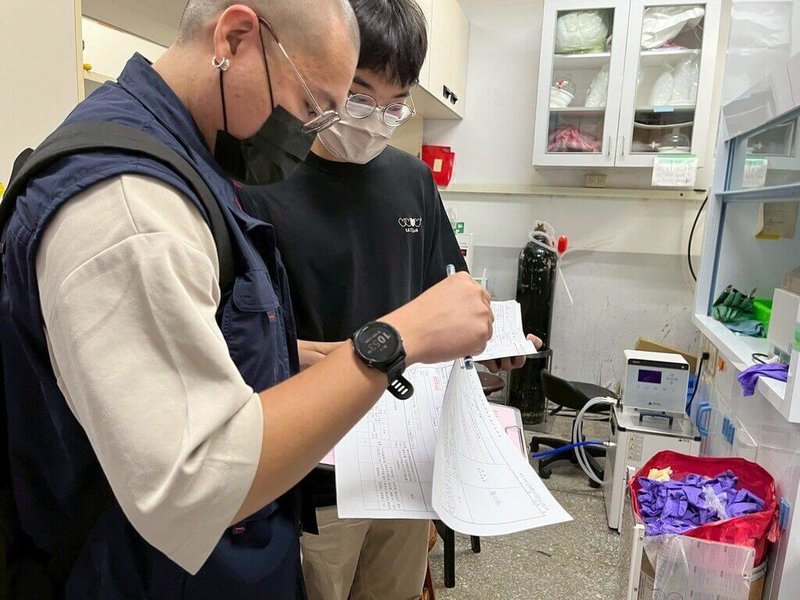 為強化實驗室安全管理,台北市環保局即日起針對59家研究及醫療機構啟動化學品專案稽查,檢視是否依法申報、存放並標示危害物質。(台北市環保局提供)中央社記者陳昱婷傳真 114年6月4日