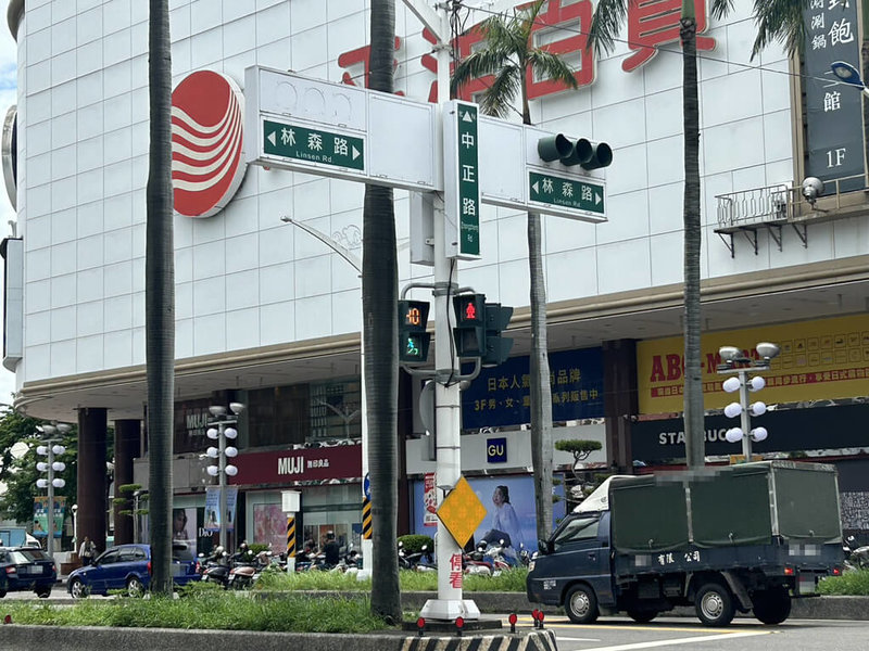 屏東縣議會定期會施政總質詢,藍營議員4日關注中正路改名議題。議員指出,屏東縣全縣有26條中正路,設籍中正路人數有2萬1425人,是全國第4多。(民眾提供)中央社記者黃郁菁傳真 114年6月4日