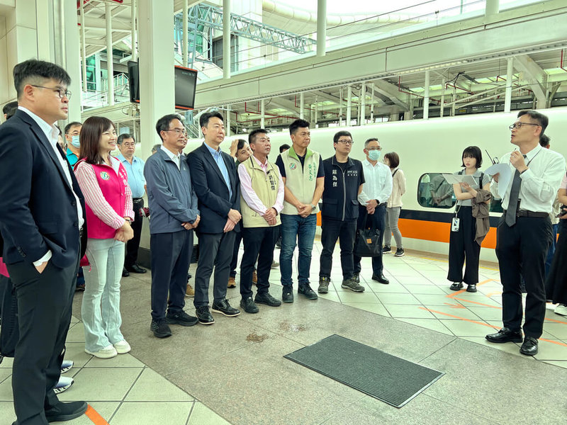 立法院交通委員會召委、民進黨立法委員許智傑(左5)、交通部長陳世凱(左4)等人,4日到高雄考察高鐵左營站與高雄捷運連通道辦理情形。(立法委員許智傑辦公室提供)中央社記者吳玟嶸傳真 114年6月4日