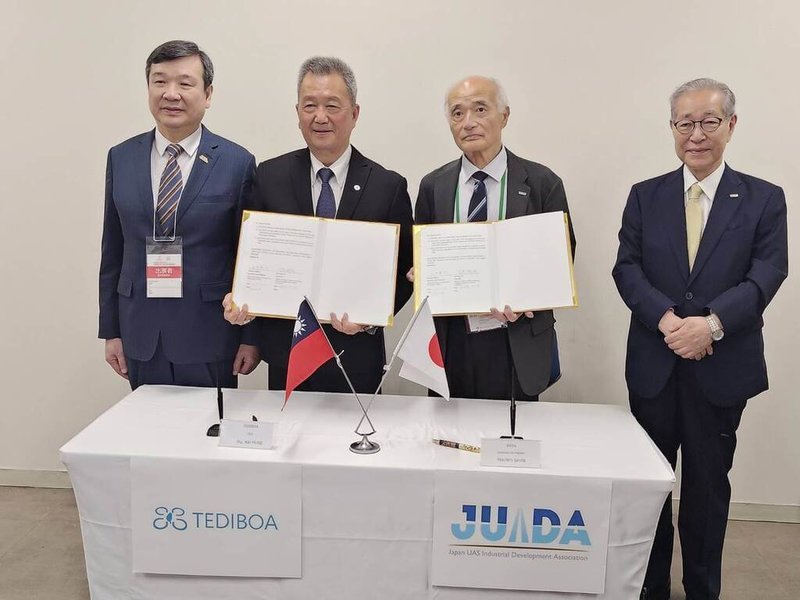 台灣卓越無人機海外商機聯盟與日本無人機產業發展協會(JUIDA)正式簽署合作備忘錄。左起為外交部駐日本代表李逸洋、無人機聯盟主席暨漢翔公司董事長胡開宏、日本無人機產業發展協會副理事長千田泰弘與事務局長熊田知之。(漢翔提供)中央社記者江明晏傳真 114年6月4日