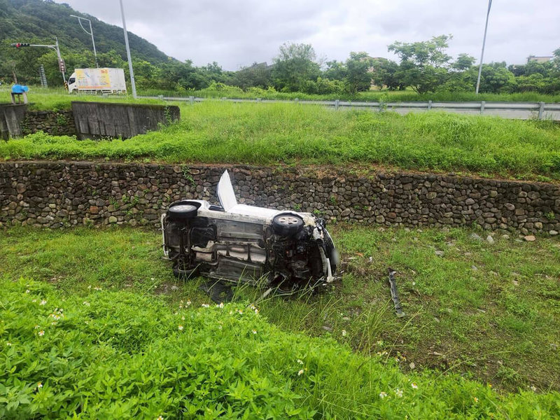 69歲簡姓女子4日清晨開車行經宜蘭縣頭城鎮青雲路3段時,突然失控衝上分隔島再開至同向車道、撞上路邊車輛,最終翻落至武營橋下乾涸河床,所幸簡女僅受擦傷。(讀者提供)中央社記者王朝鈺傳真 114年6月4日