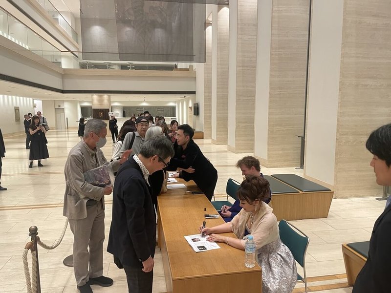 NSO國家交響樂團4日在東京歌劇城音樂廳帶來精彩演出,會後音樂家也在現場為熱情樂迷簽名留念。(NSO提供)中央社記者趙靜瑜傳真 114年6月4日