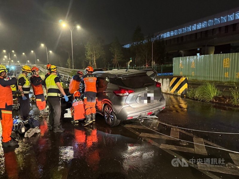 新北市一名76歲黃姓老翁4日凌晨駕車行經新店區新北環快道路往中安橋上橋處，自撞中安大橋護牆，送醫搶救後不治，警方表示，現場未聞到酒味，初判疑為黃姓老翁未注意車前狀況導致自撞，詳細肇事原因待調查釐清。（翻攝畫面）中央社記者趙敏雅傳真 114年6月4日