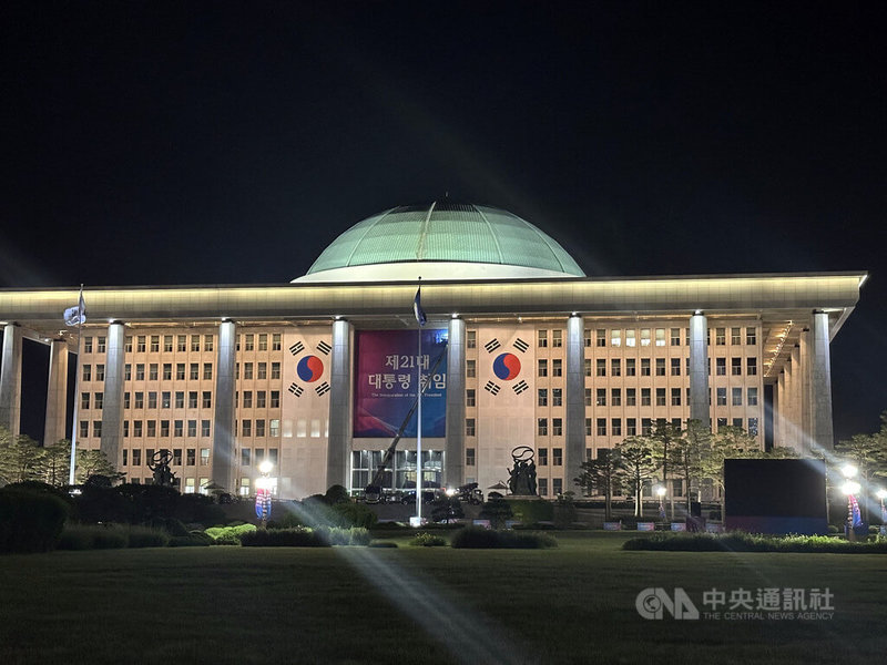 韓國總統當選人李在明在當地時間4日上午11時舉行就職典禮,當天凌晨現場就已經布置好就職典禮背景布條。中央社記者廖禹揚首爾攝 114年6月4日