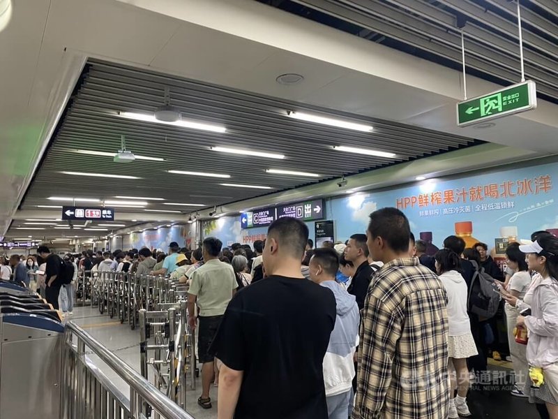 北京地鐵天安門東出口4日需排隊驗證才能出入。中央社記者呂佳蓉北京攝 114年6月4日