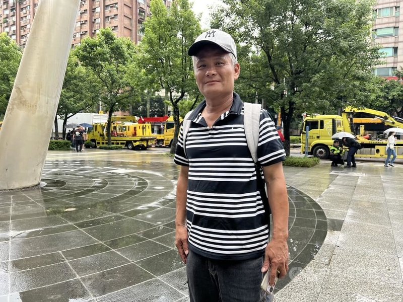 拖吊車業者不滿道路救援時,省道仍須過磅,常出勤過磅就挨罰,3日發起抗議並夜宿交通部,經與交通部協調後達成3共識,包括省道比照國道免過磅。中華民國柴油車運輸總會理事長許宗玄(圖)表示,4日上午收到交通部正式公文,已陸續撤離。中央社記者黃巧雯攝 114年6月4日