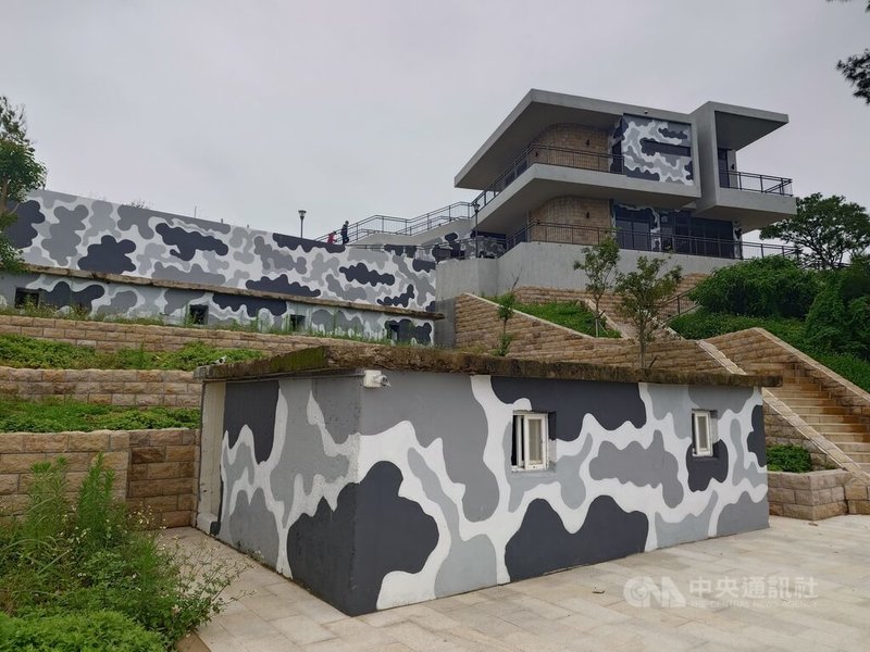 連江縣南竿鄉腰山遊憩園區由連江縣交通旅遊局主導興建,地處南竿制高點,占地約1公頃,由舊軍事營區改建,保留了部分營舍建築結,未來將提供餐飲與DIY體驗、智慧導覽等服務。中央社記者潘欣彤攝 114年6月4日
