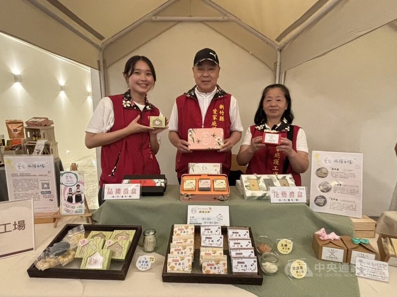 愛家庇護工場培訓身障者製作手工皂,推出以蜂鳥與水仙花為主視覺的手工皂禮盒,其中蜂鳥象徵輕盈堅韌、水仙花代表重生與不屈,藉此展現庇護員工努力不懈的精神。中央社記者郭宣彣攝 114年6月4日