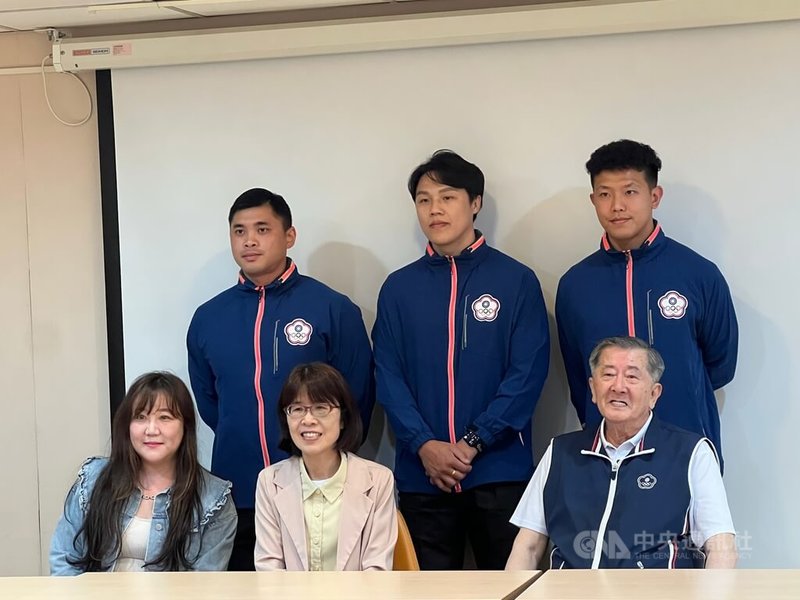 首屆東亞盃男子卡巴迪錦標賽26日至30日將在土城運動中心舉行,台灣隊以名古屋亞運培訓隊選手組成參加,教練林韋宏(後左)4日在記者會喊話,盼把冠軍留在台灣,選手代表章佳銘(後中)、張崇茂(後右)也出席。中央社記者陳容琛攝 114年6月4日