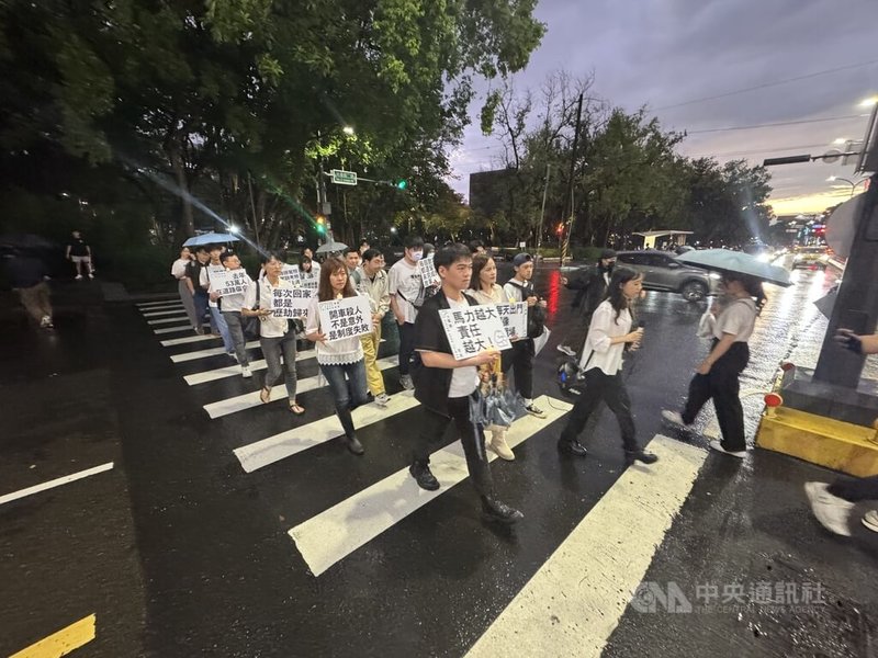 還路於民行人路權促進會發起「白紙鶴追思悼念活動」,4日在新竹市清華大學大門旁路口舉行,參與者身著白上衣、手舉標語及電子蠟燭,安靜走過行人穿越道,盼讓來往車潮看見訴求。中央社記者魯鋼駿攝 114年6月4日