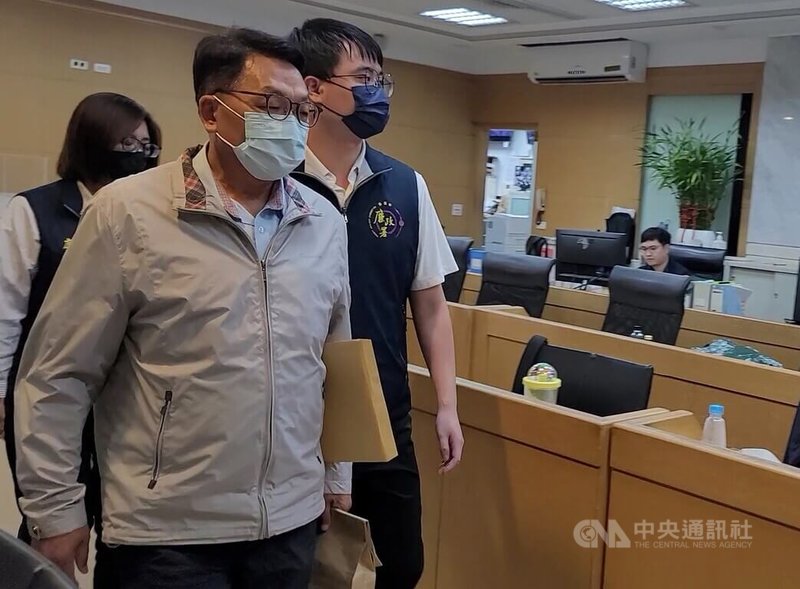 前民進黨立委陳歐珀(圖)涉嫌於立委任內收受物流公司不正利益遭檢廉搜索約談,4日凌晨移送台北地檢署複訊。中央社記者謝幸恩攝 114年6月4日