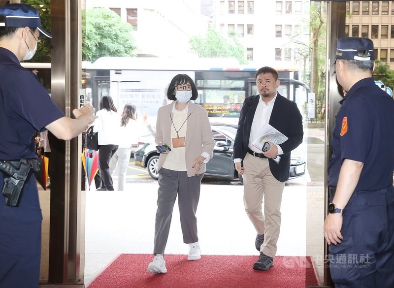 立法院社會福利及衛生環境委員會4日邀請勞動部長洪申翰(中右)就「勞工退休金制度改革,含勞保、勞退執行現況」進行專題報告並備質詢,洪申翰表示對於旅宿業開放引進移工,目前尚未有時間表。圖為洪申翰出席委員會議。中央社記者郭日曉攝 114年6月4日