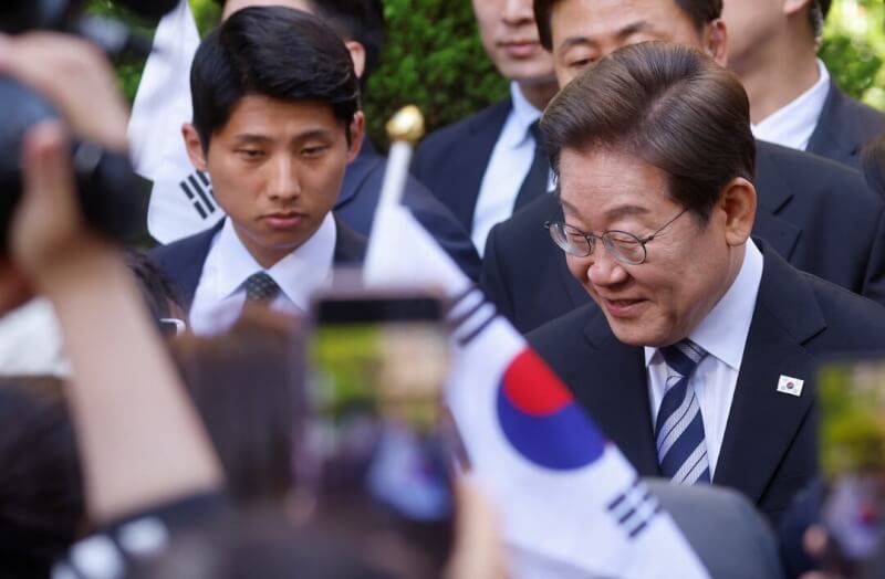 韓國在野黨共同民主黨候選人李在明(右)當選新任總統。(路透社)