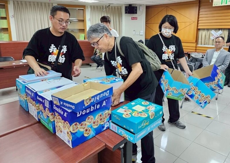 南投縣第2選舉區國民黨立委游顥罷免案二階連署書不足,罷免團體4日赴選委會補上2642份連署書。(罷免團體提供)中央社記者蕭博陽南投縣傳真 114年6月4日