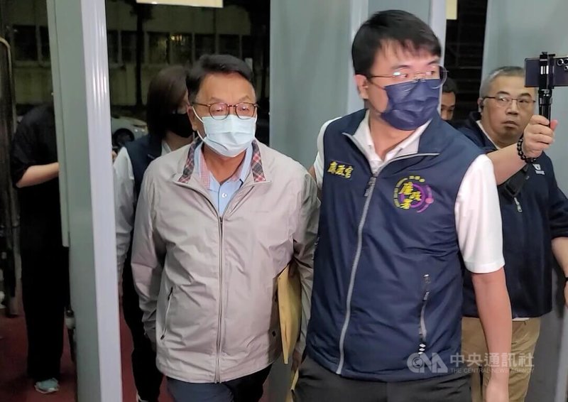 前民進黨立委陳歐珀(中)涉嫌於立委任內收受物流公司不正利益遭檢廉搜索約談,4日凌晨移送台北地檢署複訊。中央社記者謝幸恩攝 114年6月4日